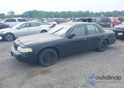 2001 Ford Crown Victoria Lx z USA, uszkodzony, nr VIN 2FAFP74W31X117710